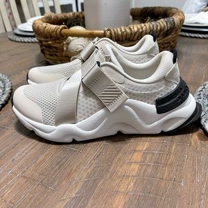 Sorel kinetic rnegd strap sneaker, size 6